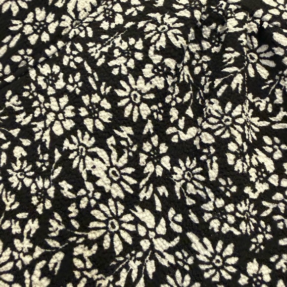 Monteau Los Angeles Black & White Floral Smocked Waist Blouse Size S Puff Sleeve - Picture 7 of 7